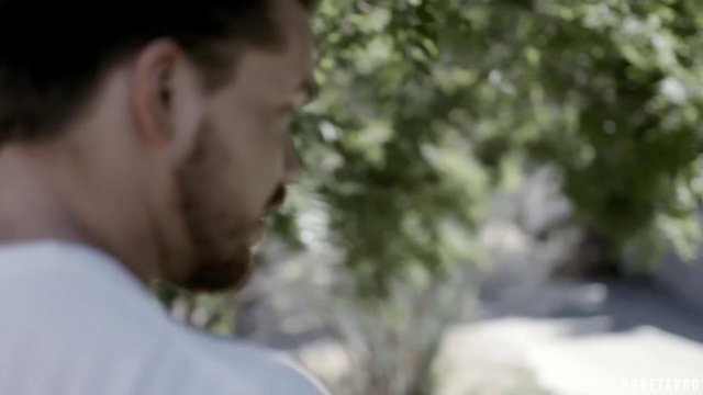 Девка в белых носочках любит жесткий анальный секс с бойфрендом