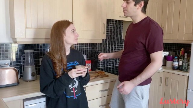 Парень устроил с рыжей дружеский секс