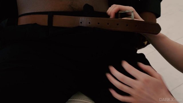 Блондинка подставила волосатую киску для секса с негром