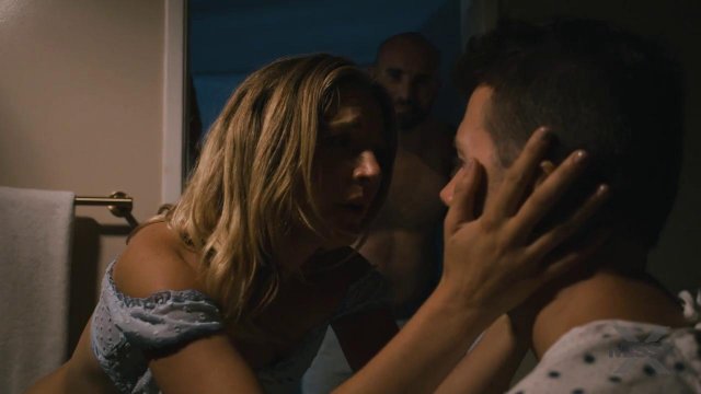 Парень отжарил подругу жены ночью, пока она не видела