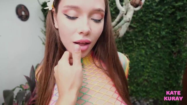 Телка в сетке хорошо сосет парню в саду