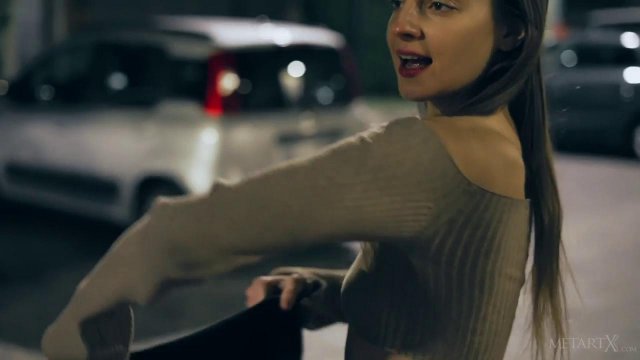 Худышка стонет от мастурбации и стоит раком