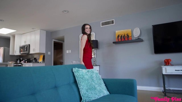 Телка берет в ротик и просится на член друга